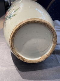 Two Chinese famille rose vases, one vase signed Yu Zhao 余钊, 19/20th C.