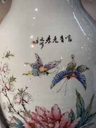 Two Chinese famille rose vases, one vase signed Yu Zhao 余钊, 19/20th C.
