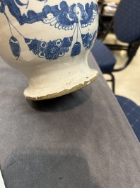 An English Delftware blue and white drug jar inscribed 'C.CYNOSBAT', 18th C.