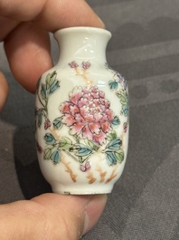 Five Chinese famille rose snuff bottles, Qianlong mark, 19/20th C.
