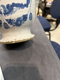 An English Delftware blue and white drug jar inscribed 'C.CYNOSBAT', 18th C.