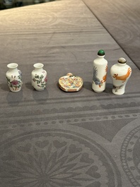 Five Chinese famille rose snuff bottles, Qianlong mark, 19/20th C.