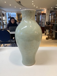 A Chinese celadon-crackle-glazed vase, 18/19th C.