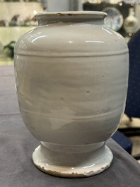 An English Delftware blue and white drug jar inscribed 'C.CYNOSBAT', 18th C.