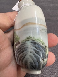 A Chinese famille verte snuff bottle, Ting Song Zhai 聽松齋 mark, 20th C.