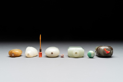 A collection of 20 Chinese jade snuff bottles, 19/20th C.