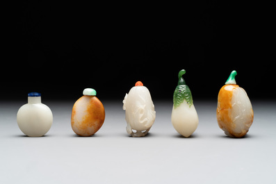 A collection of 20 Chinese jade snuff bottles, 19/20th C.