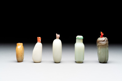 A collection of 20 Chinese jade snuff bottles, 19/20th C.