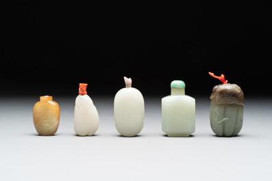 A collection of 20 Chinese jade snuff bottles, 19/20th C.