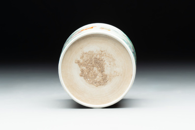 A Chinese famille rose 'shou' plate and a '100 boys' brush pot, Guangxu mark, 20th C.