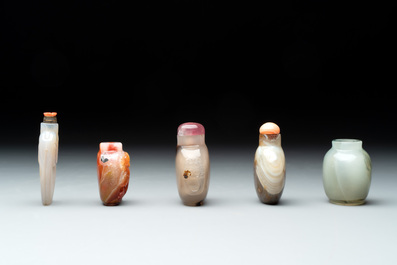 A collection of ten Chinese agate snuff bottles, 20th C.