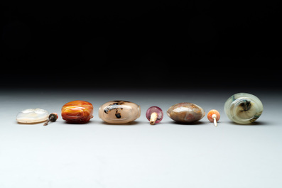 A collection of ten Chinese agate snuff bottles, 20th C.