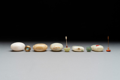 A collection of 20 Chinese jade snuff bottles, 19/20th C.