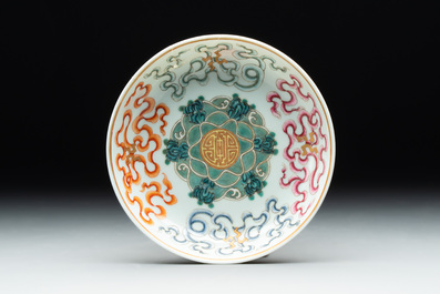 A Chinese famille rose 'shou' plate and a '100 boys' brush pot, Guangxu mark, 20th C.