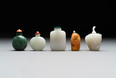 A collection of 20 Chinese jade snuff bottles, 19/20th C.