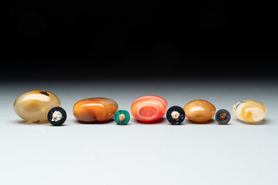 A collection of ten Chinese agate snuff bottles, 20th C.