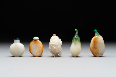 A collection of 20 Chinese jade snuff bottles, 19/20th C.