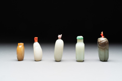 A collection of 20 Chinese jade snuff bottles, 19/20th C.