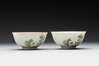 A pair of Chinese famille rose 'peonies' bowls, Delong Zhenpin 德隆珍品 mark, 20th C.
