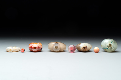 A collection of ten Chinese agate snuff bottles, 20th C.