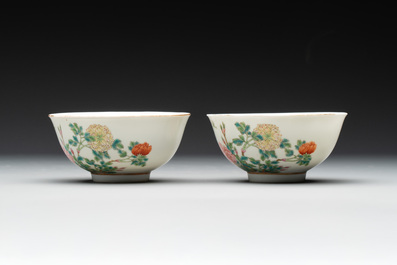 A pair of Chinese famille rose 'peonies' bowls, Delong Zhenpin 德隆珍品 mark, 20th C.