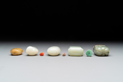 A collection of 20 Chinese jade snuff bottles, 19/20th C.