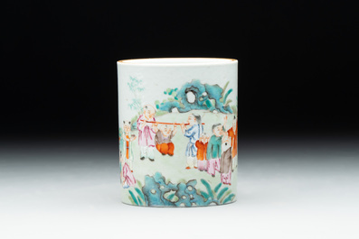 A Chinese famille rose 'shou' plate and a '100 boys' brush pot, Guangxu mark, 20th C.