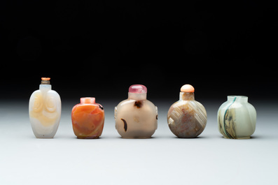 A collection of ten Chinese agate snuff bottles, 20th C.