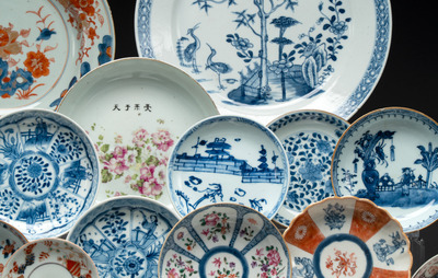 A collection of 29 Chinese blue, white, famille rose and Imari-style wares, 18th C. and later