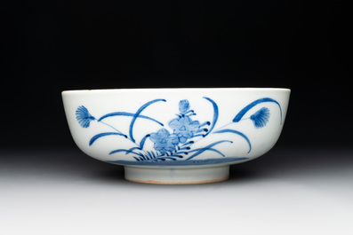 A Japanese Kakiemon-style blue and white 'quails' bowl, 19/20th C.