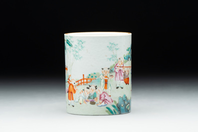 A Chinese famille rose 'shou' plate and a '100 boys' brush pot, Guangxu mark, 20th C.