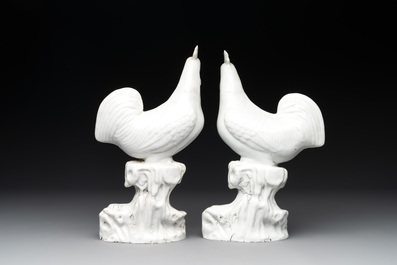 A pair of Chinese Dehua blanc de Chine models of roosters, 18th C.