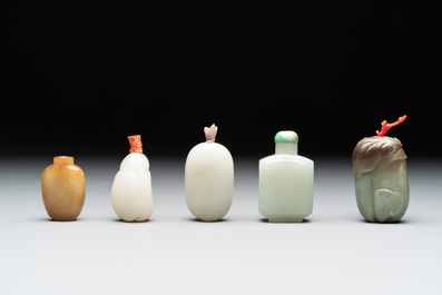 A collection of 20 Chinese jade snuff bottles, 19/20th C.