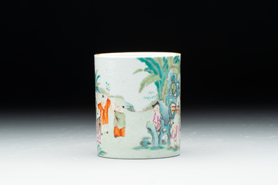 A Chinese famille rose 'shou' plate and a '100 boys' brush pot, Guangxu mark, 20th C.