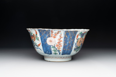 A Chinese verte-Imari bowl with floral design, Kangxi