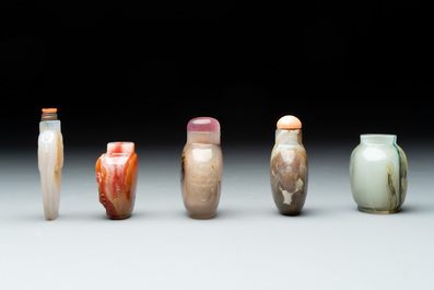 A collection of ten Chinese agate snuff bottles, 20th C.