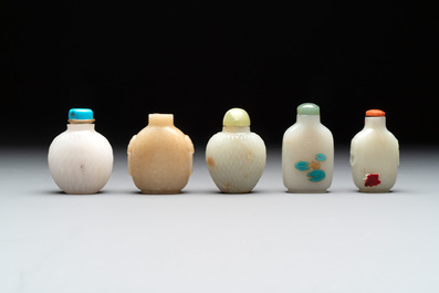 A collection of 20 Chinese jade snuff bottles, 19/20th C.