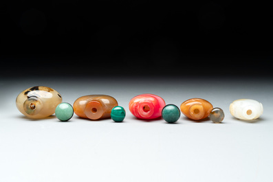 A collection of ten Chinese agate snuff bottles, 20th C.