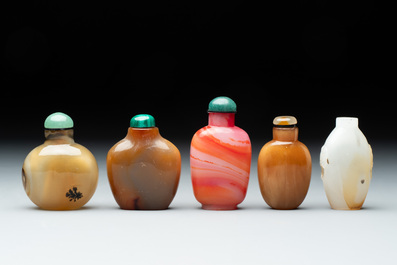 A collection of ten Chinese agate snuff bottles, 20th C.