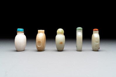 A collection of 20 Chinese jade snuff bottles, 19/20th C.