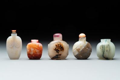 A collection of ten Chinese agate snuff bottles, 20th C.