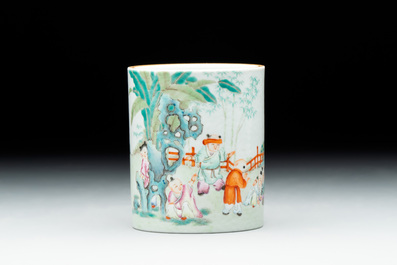 A Chinese famille rose 'shou' plate and a '100 boys' brush pot, Guangxu mark, 20th C.