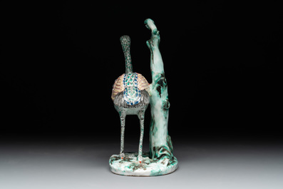Three porcelain Kakiemon-style vases and a sculpture of a crane, France, Chantilly, 18/19th C.