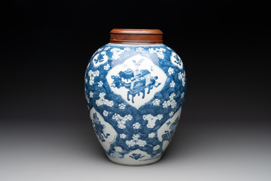 A Chinese blue and white 'prunus on cracked ice' jar with wooden cover, 19th C.