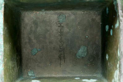 A Chinese archaic bronze ritual wine vessel, 'yi 彝', Shang