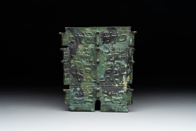 A Chinese archaic bronze ritual wine vessel, 'yi 彝', Shang