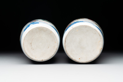 A pair of Chinese wucai 'Romance of the Three Kingdoms' rouleau vases, 19th C.