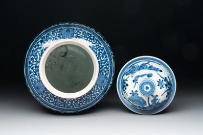 Three Japanese Arita blue and white vases and covers, Edo, 17th C.