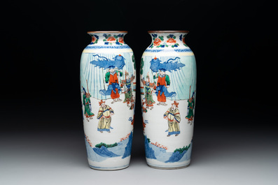 A pair of Chinese wucai 'Romance of the Three Kingdoms' rouleau vases, 19th C.