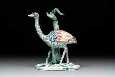 Three porcelain Kakiemon-style vases and a sculpture of a crane, France, Chantilly, 18/19th C.